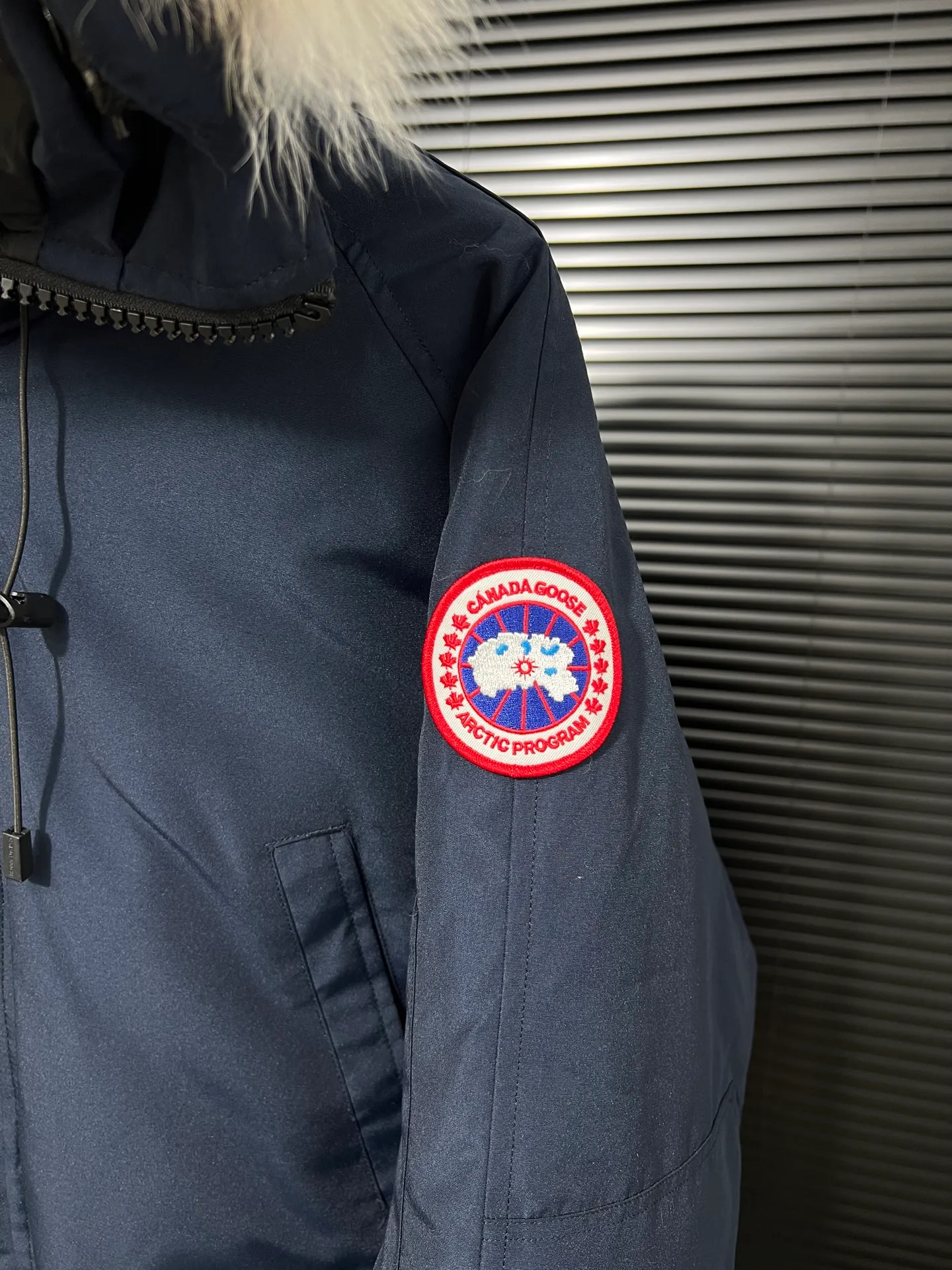 P720 🆕Top version! Comes with a tote bag! Chip version💰𝑪𝒂𝒏𝒂𝒅𝒂 𝑮𝒐𝒐𝒔𝒆/Canada Goose Chilliwack Goose 01 bomber jacket down! The top original replica version refers to the highest version in China currently (there is no one) ⚠️Note: There is no foundry in China! ! ! Saying it is original order, ZP goods, pure original goods, etc. is just a gimmick by some peers. Do not be deceived!  ⚠️Note: The latest version of this year’s authentic product has a strap (the latest version can be bought at the newly opened Galeries Lafayette Canada Goose counter in Beijing) ⚠️Note: (The authentic product does not have blue wash marks this year) Version comparison introduction 1⃣️Top replica: Made of 18-count polyester-cotton blended fabric imported from South Korea (authentic synchronized fabric), national standard 90 white duck down, western Canadian coyote hair 2⃣️Mid-range version: Made of domestically produced 21-count polyester-cotton fabric, 50% standard white duck down, Eastern Canada coyote hair, top original goose analysis Analysis 1 (wolf hair): All customers are guaranteed to receive a fur collar that is grayer than the original color. Each wolf hair is 55cm long and 14cm wide, all made from wild first-grade gray wolf skins in western Canada! Analysis 2 (Trademark): We use dyed embroidery thread to truly achieve 100% reproduction of the trademark, ensuring that the embroidery thread is exactly the same as ZP, with zero color difference and 100% reproduction of the map letters! (We can guarantee that no one in our industry is more attentive and professional than us!) Analysis 3 (fabric): As we all know, the Canada Goose ZP fabric in previous years was a 21-count polyester-cotton washed, calendered and brushed fabric that was relatively hard. Last year and this year, dozens of authentic products purchased were all made of 18-count pure cotton fabrics, and we finally decided to use 18-count polyester cotton! (ZP synchronized fabric) Analysis 4 (Accessories): Domestic exclusive version of Velcro, one to one Y-shaped double hook original Velcro, YKK zipper, exclusive original workmanship of washed threaded down jacket!  Authentic products are not 100% perfect and flawless. Authentic products also have velvet hair loss, and most of the authentic wolf fur is mainly eastern yellow wolf fur. (Because our wolf skins are all auctioned at the same auction house as authentic products) There is an auction list to prove it.  At the same time, I will teach you a trick: buy an authentic product from Tmall, buy a piece of clothing from a merchant you trust at the same time, and come back to compare the details. ⚠️ Remember you get what you pay for! Don't be greedy for small gains, or you will suffer big losses! Color: Black Navy Beige Graphite Gray Royal Blue Size: XS S M L 54 120 84 79 140-160 XL 56 124 86 81 160-180 XXL 58 128 88 83 180-200